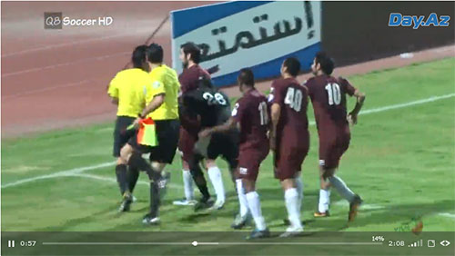 В Кувейте судья подрался с футболистами - ВИДЕО