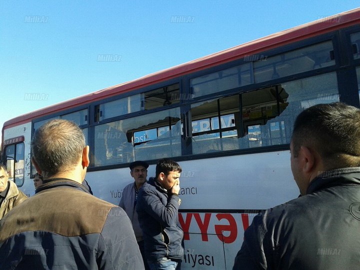 В Баку столкнулись два автобуса, ехавшие наперегонки - ФОТО