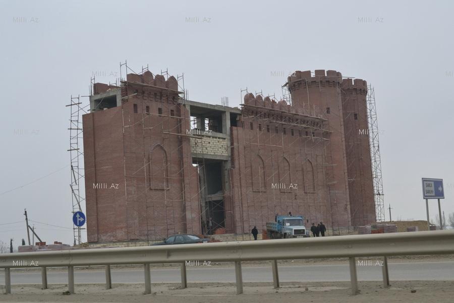 На дороге Баку-Газах возводятся грандиозные "Гянджинские ворота" - ФОТО