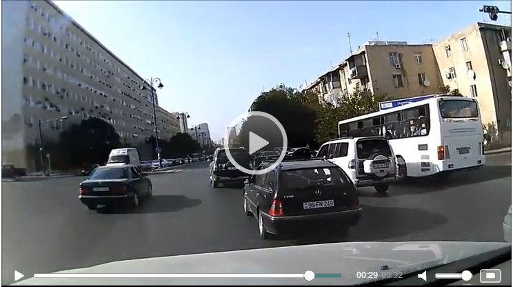 Смертельный номер автохулигана в Баку - ВИДЕО