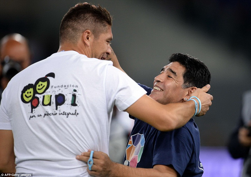 Марадона сыграл в футбол в поддержку мира в секторе Газа - ФОТО