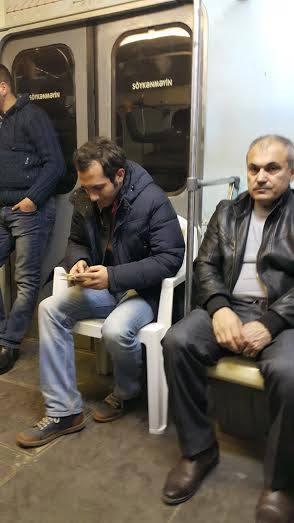 В бакинском метро появились специальные места для мужчин - ФОТО