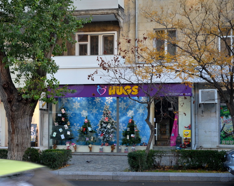 Баку в предчувствии праздника: новогодние витрины - ФОТОСЕССИЯ