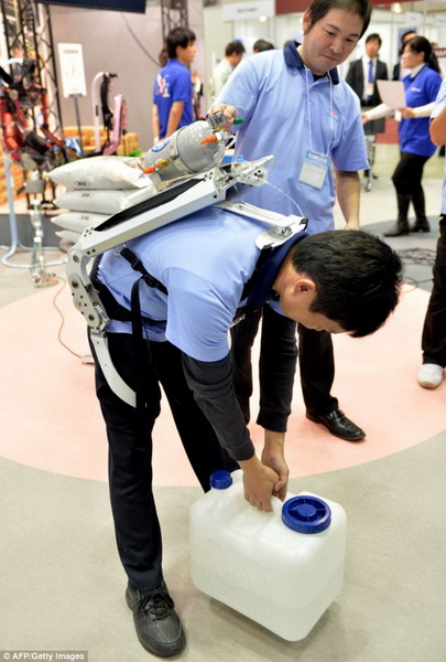 В Токио проходит крупнейшая выставка робототехники - ФОТО