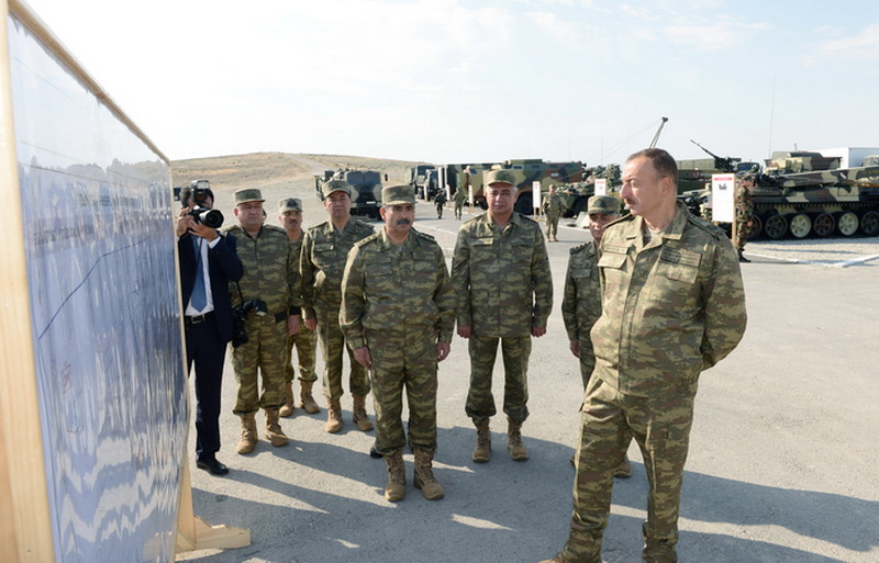 Президент Ильхам Алиев: "Азербайджан уделяет и будет уделять строительству армии еще больше внимания" - ОБНОВЛЕНО - ФОТО
