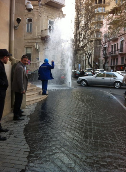 В Баку около Дворца счастья "забил" фонтан - ФОТО