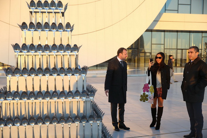 Вице-президент Фонда Гейдара Алиева Лейла Алиева ознакомилась с международной выставкой искусств “KÜKNAR” - ФОТО