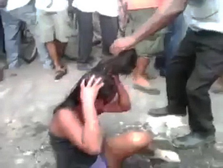 Мужчины избили и сожгли девушку на глазах у полицейских - ФОТО - ВИДЕО