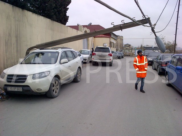 В Баку бетонный столб упал на иномарку - ФОТО