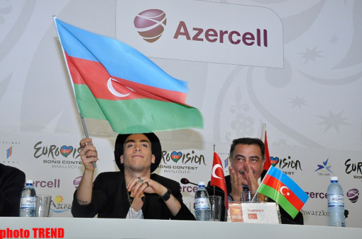 Джан Бономо вышел на объявление финалистов "Евровидения" с азербайджанским флагом - ОБНОВЛЕНО - ФОТО