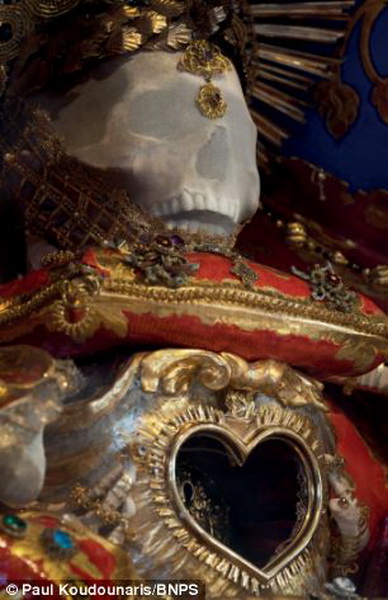 Жуткая коллекция скелетов, украшенных драгоценностями - ФОТО