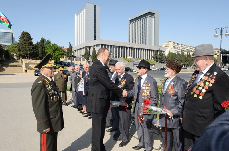 Президент Ильхам Алиев принял участие в торжественной церемонии по случаю Дня Победы - ОБНОВЛЕНО - ФОТО