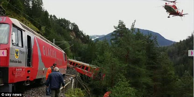 В Швейцарии с рельсов сошел пассажирский поезд - ОБНОВЛЕНО - ФОТО