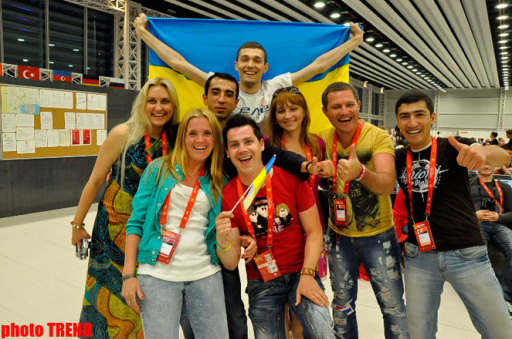 Самые активные болельщики "Евровидения 2012" в "Baku Crystal Hall" - ФОТОСЕССИЯ