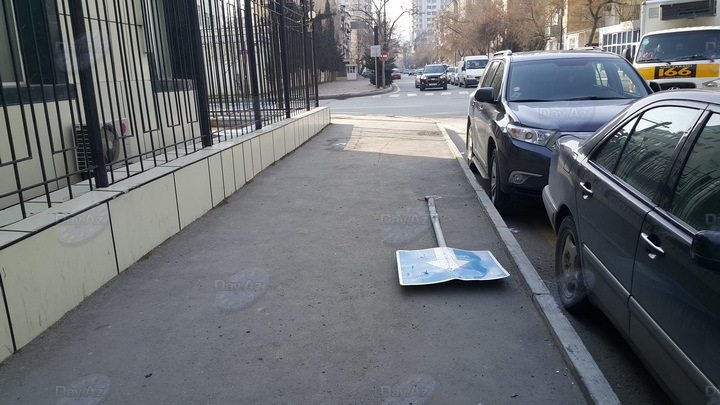 В Баку дорожный знак бросили на произвол судьбы – ФОТО