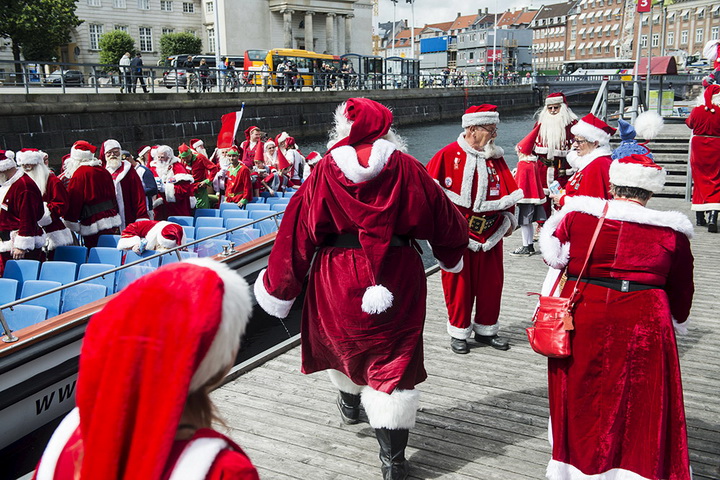 В Копенгаген съехались Санта-Клаусы со всего мира - ФОТО