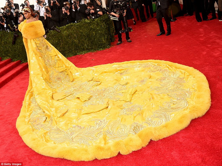 Рианна удивила своим невероятно огромным платьем - ФОТО