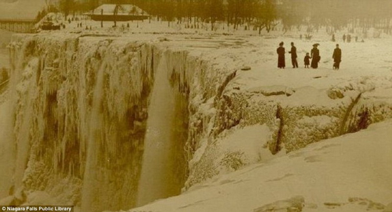 Ниагарский водопад превратился в ледяные сосульки - ФОТО