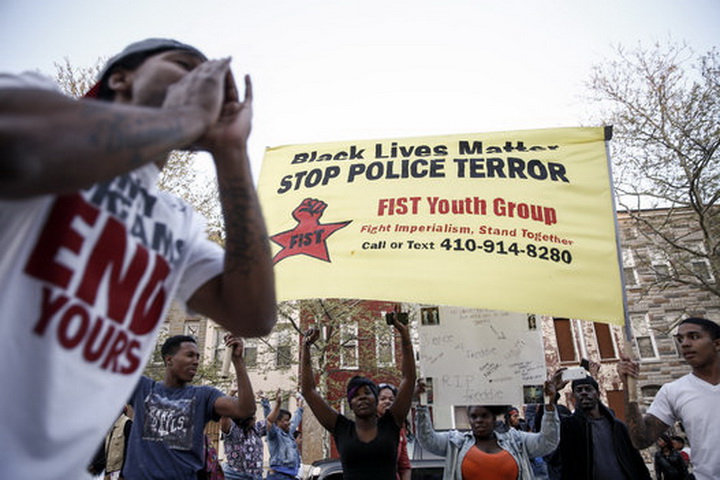 В Балтиморе не стихают уличные протесты против произвола полиции - ФОТО - ВИДЕО