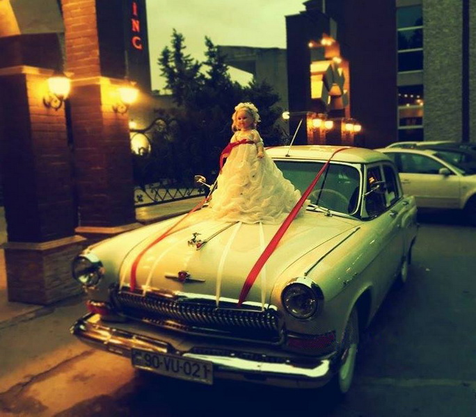 В Баку свадебное авто перешло границы в погоне за ретро - ФОТО