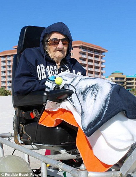 Реакция 100-летней женщины, впервые увидевшей океан - ФОТО - ВИДЕО