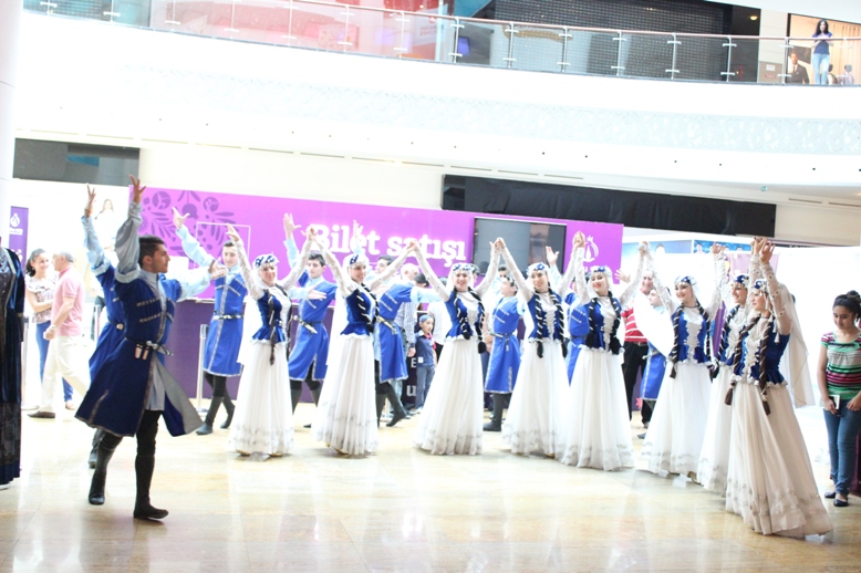 Гости Евроигр в азербайджанской национальной одежде - ФОТО