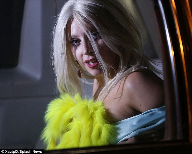 Леди Гага случайно показала грудь папарацци - ФОТО