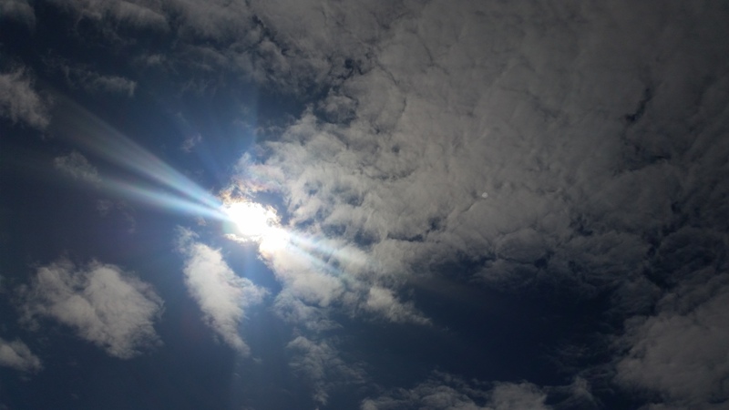 Житель Баку снимал небо, и вот что появилось на фотографии - ФОТО