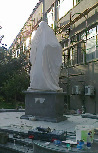 В Баку появился памятник Бюльбюлю - ФОТО