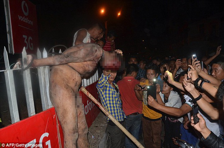 В Индии толпа ворвалась в тюрьму и линчевала насильника - ФОТО