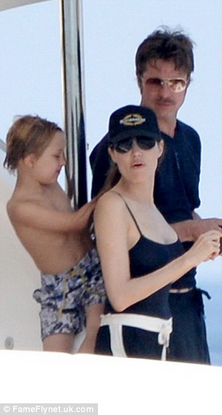 Папарацци "поймали" Джоли и Питта во время семейного отдыха - ФОТО
