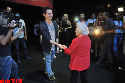 102-летняя фанатка "Евровидения 2012" шокировала своими танцами - ФОТО