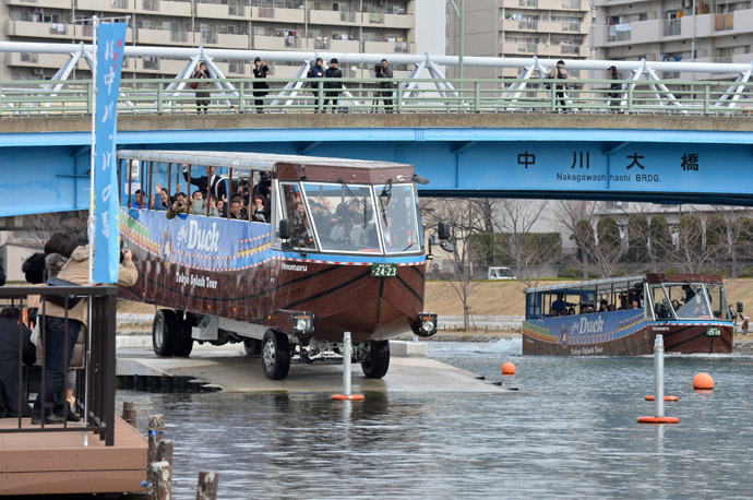 В столице Японии запустили туристический автобус-амфибию - ФОТО