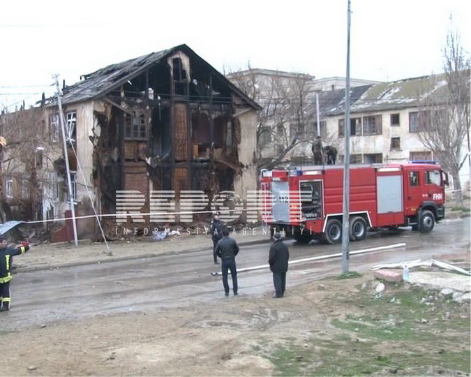 Двое пожарных пострадали во время тушения пожара в Локбатане - ФОТО