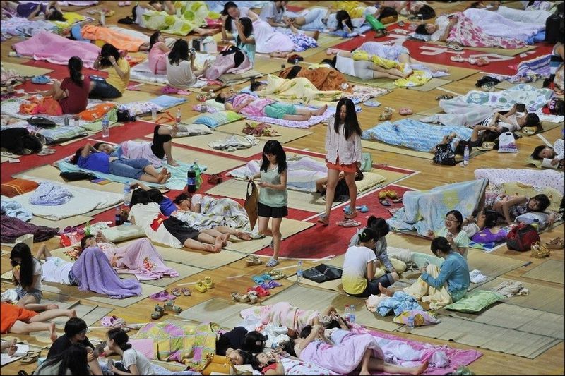 Как китайские студенты спасаются от жары? – ФОТОСЕССИЯ