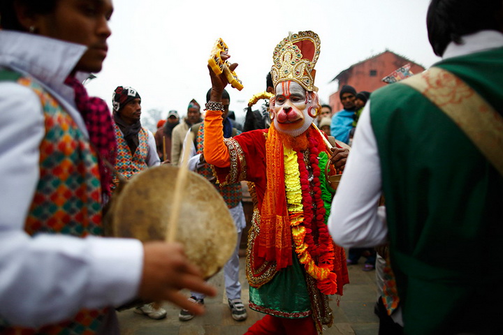 Индуисты празднуют день свадьбы Шивы и Парвати - ФОТО