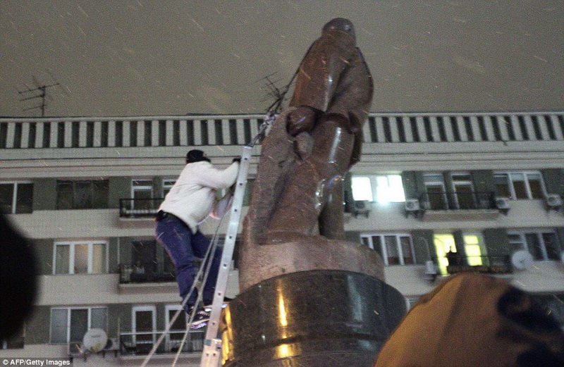 В Киеве снесли памятник Ленину - ОБНОВЛЕНО - ФОТО - ВИДЕО