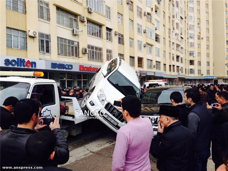 В Баку Toyota Prado упала с эвакуатора на другой внедорожник - ОБНОВЛЕНО - ФОТО