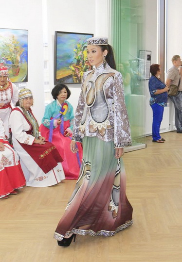 Азербайджанские платья произвели фурор на этнофестивале в России - ФОТО