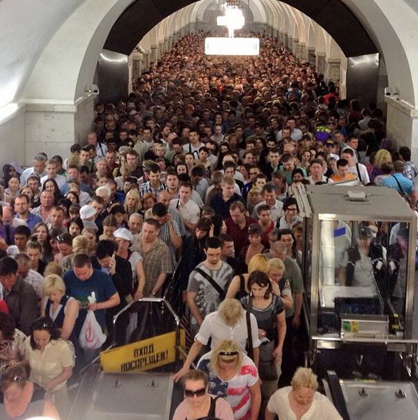 ЧП в московском метро, в тоннелях застряли больше тысячи человек