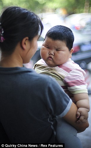 Дикий аппетит: мать с трудом удерживает в руках 18-месячную дочь - ФОТО