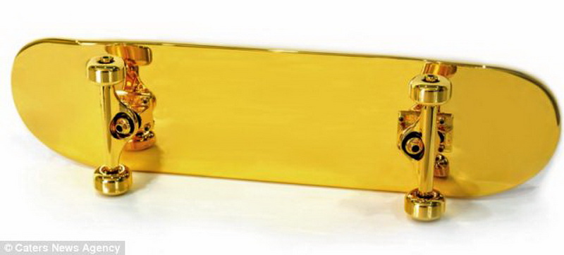 Самый дорогой скейтборд в мире, покрытый чистым золотом - ФОТО