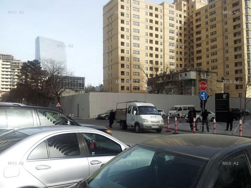 Аварии на центральной улице Баку предотвратят установкой знака – ФОТО