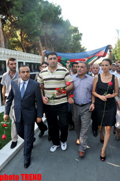 Рамиль Сафаров посетил могилу Общенационального лидера Гейдара Алиева и Аллею шехидов - ОБНОВЛЕНО - ФОТО