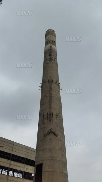 На волоске от смерти: рабочие повисли на высоте 93 м в Баку - ОБНОВЛЕНО - ФОТО - ВИДЕО