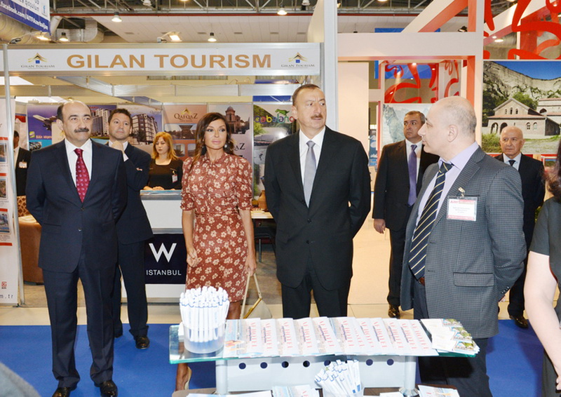 Президент Ильхам Алиев и его супруга Мехрибан Алиева ознакомились с XII Азербайджанской международной выставкой туризма и путешествий "AİTF-2013" - ФОТО