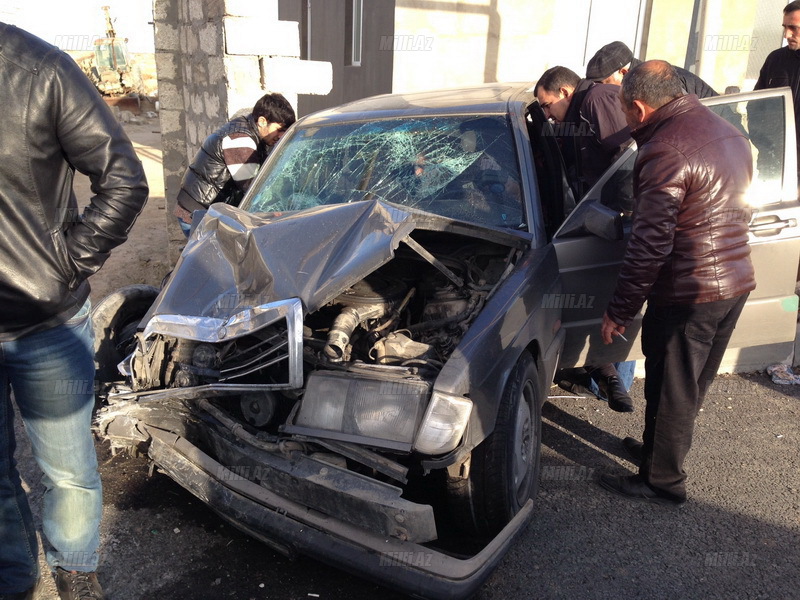 В Баку Mercedes, столкнувшись с ВАЗ-2106, разрушил забор - ФОТО