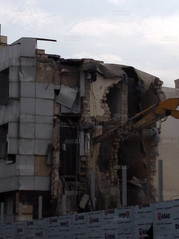 На месте известной школы Баку остались руины - ФОТО