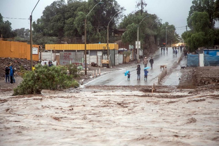 Наводнения в Чили: тысячи людей без света и воды - ФОТО