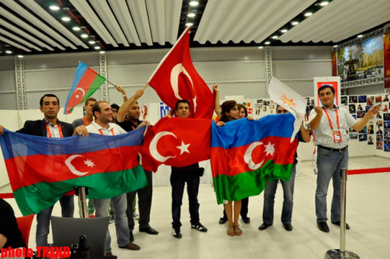 Журналисты Азербайджана и Турции приняли участие в прямом эфире TRT в пресс-центре "Baku Crystal Hall" - ФОТО